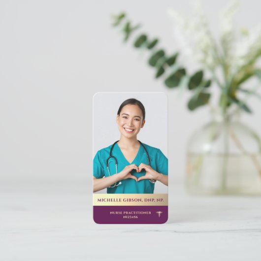 登録モダンナースエレガントラグジュアリーパープル金ゴールド 名刺 (スタンド正面)