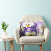 白いおよび紫色のビオラの枕 ランバークッション (椅子)