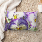 白いおよび紫色のビオラの枕 ランバークッション (ブランケット)