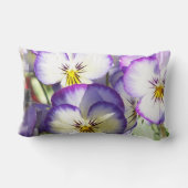 白いおよび紫色のビオラの枕 ランバークッション (裏面)