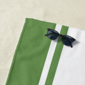 白いおよび緑のスポーツストライプな名前及び数 ビーチタオル (インサイチュ)