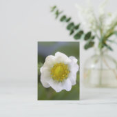 白いかわいらしいちご花の名刺。 名刺 (スタンド正面)