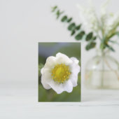 白いかわいらしいちご花の名刺。 名刺 (スタンド正面)