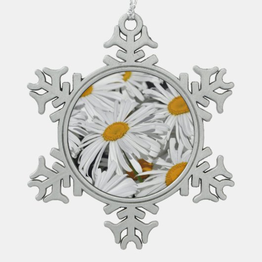 白いかわいらしデイジーのクリスマス装飾 スノーフレークピューターオーナメント (正面)
