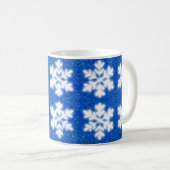 白いきらめく雪片の青い背景 コーヒーマグカップ (正面右)