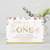 白いくつかのバニーワイルドフラワーズ1st誕生日 招待状 (スタンド正面)