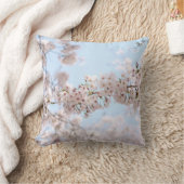 白いさくらんぼが澄ん青い空の下で咲く クッション (ブランケット)