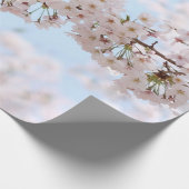 白いさくらんぼが澄ん青い空の下で咲く ラッピングペーパー (角)