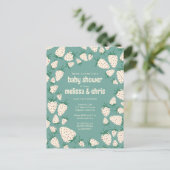 白いちごキュートなパイネリカスタムーのベビーシャワー インビテーションポストカード (スタンド正面)