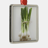 白いまな板の春のタマネギの束 メタルオーナメント (右)