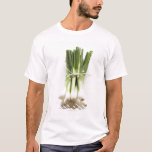 白いまな板の春のタマネギの束 Tシャツ