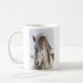 白いアイスランド馬のアップショット コーヒーマグカップ (左)