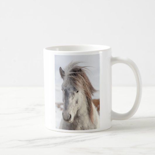白いアイスランド馬のアップショット コーヒーマグカップ (右)