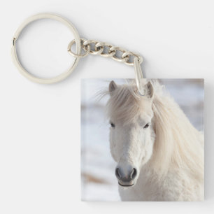 白いアイスランド馬のクローズアップ キーホルダー