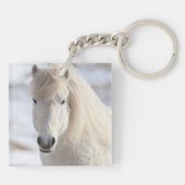 白いアイスランド馬のクローズアップ キーホルダー (裏面)