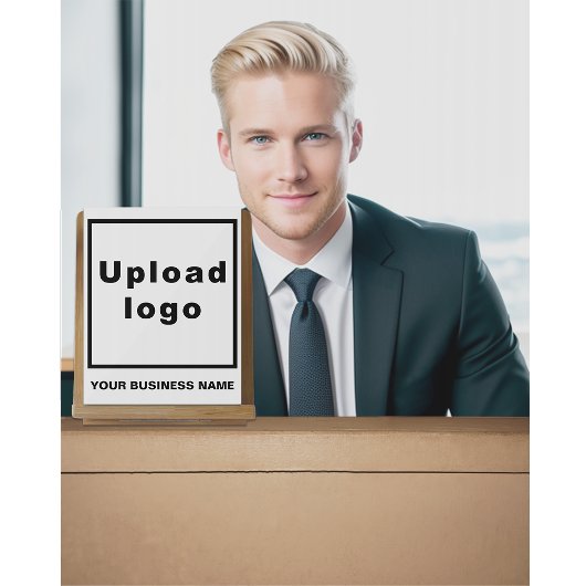 白いアクリルの看板に事業名とロゴ アクリルサイン