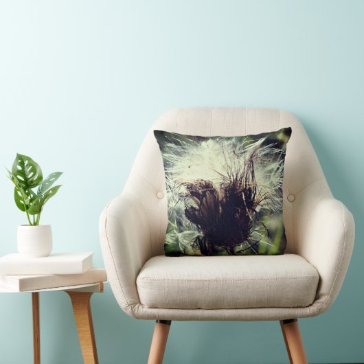 白いアザミの種子がふわふわ立ち  クッション (椅子)