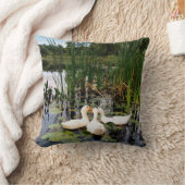 白いアヒル、ユリのパッド、カタイル、湖の海岸 クッション (ブランケット)