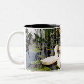 白いアヒル、ユリのパッド、カタイル、湖の海岸 ツートーンマグカップ (左)