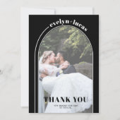 白いアーチとタイポグラフィの黒い結婚写真 サンキューカード (正面)