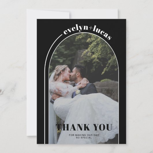 白いアーチとタイポグラフィの黒い結婚写真 サンキューカード (正面)