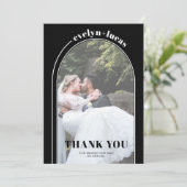 白いアーチとタイポグラフィの黒い結婚写真 サンキューカード (スタンド正面)