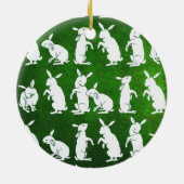 白いウサギのオーナメントを後を追って下さい セラミックオーナメント (裏面)