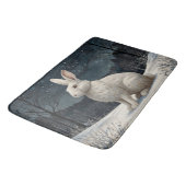 白いエレガントうさぎクリスマスの雪の森 バスマット (アングル)