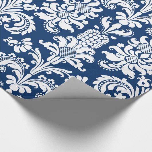白いエレガントフローラダマスク青い背景の折り返し ラッピングペーパー (コーナー)