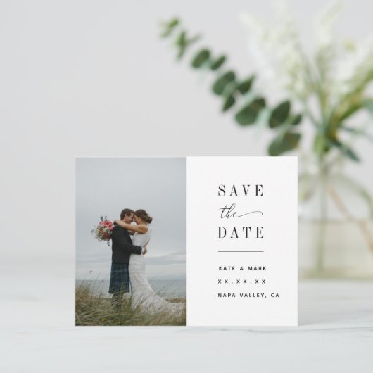 白いエレガント写真結婚式の日付を保存 ポストカード (スタンド正面)