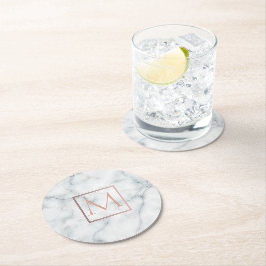 白いエレガント大理石の上にバラ金ゴールドモノグラム ラウンドペーパーコースター (インサイチュ)