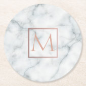 白いエレガント大理石の上にバラ金ゴールドモノグラム ラウンドペーパーコースター (正面)