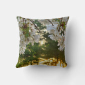 白いエレガント花の木の日の出の松 クッション (裏面)