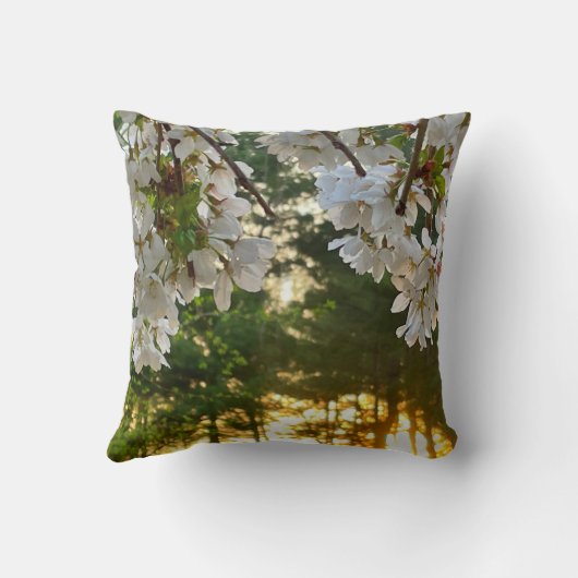 白いエレガント花の木の日の出の松 クッション (裏面)