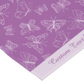白いエレガント蝶のパターン紫のパーソナライズ ショートテーブルランナー (コーナー)