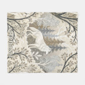 白いオオカミの穏やかな冬の森の風景 フリースブランケット (正面(横))