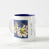 白いオニユリの花のステンドグラスのデザインの芸術 ツートーンマグカップ (正面左)