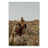 白いオーバーレイのシックなスクリプト名の写真結婚の テーブルナンバー (裏面)