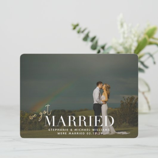 白いオーバーレイ私たち得写真結婚したの発表 招待状 (スタンド正面)