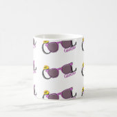 白いカッコいいおばあちゃん日とサングラス コーヒーマグカップ (中央)