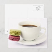 白いカップのブラックコーヒーにフランス風味のマカロン2個 ポストカード (正面/裏面)