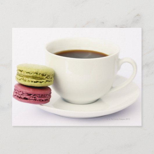 白いカップのブラックコーヒーにフランス風味のマカロン2個 ポストカード (正面)