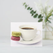 白いカップのブラックコーヒーにフランス風味のマカロン2個 ポストカード (スタンド正面)