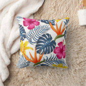 白いカラフル枕の上の熱帯デザイン クッション (ブランケット)