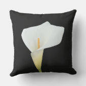 白いカラユリの花の裏庭の庭の写真 アウトドアクッション (裏面)