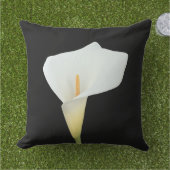 白いカラユリの花の裏庭の庭の写真 アウトドアクッション (芝生)