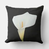 白いカラユリの花の裏庭の庭の写真 アウトドアクッション (正面)