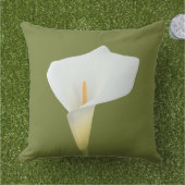 白いカラユリの花の裏庭の庭の写真 アウトドアクッション (芝生)