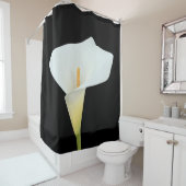 白いカラユリの花の裏庭の庭の写真 シャワーカーテン (インサイチュ)