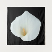 白いカラユリの花の裏庭の庭の写真 タペストリー (正面)